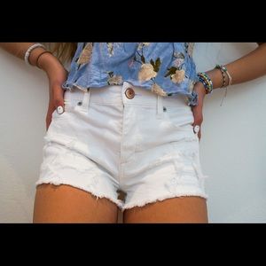 American eagle super stretch size 4 white shorts
